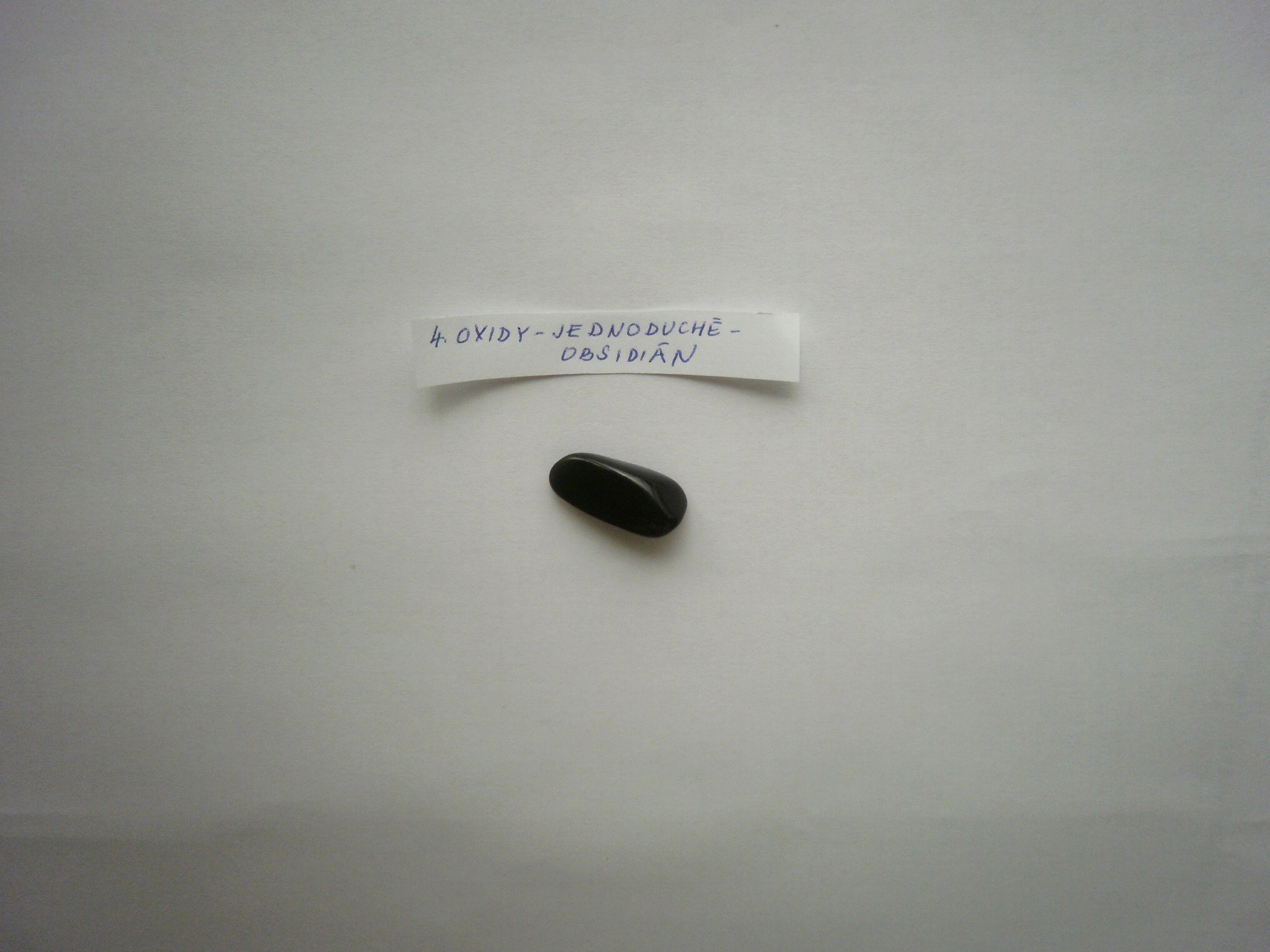 4. Oxidy - obsidián.JPG