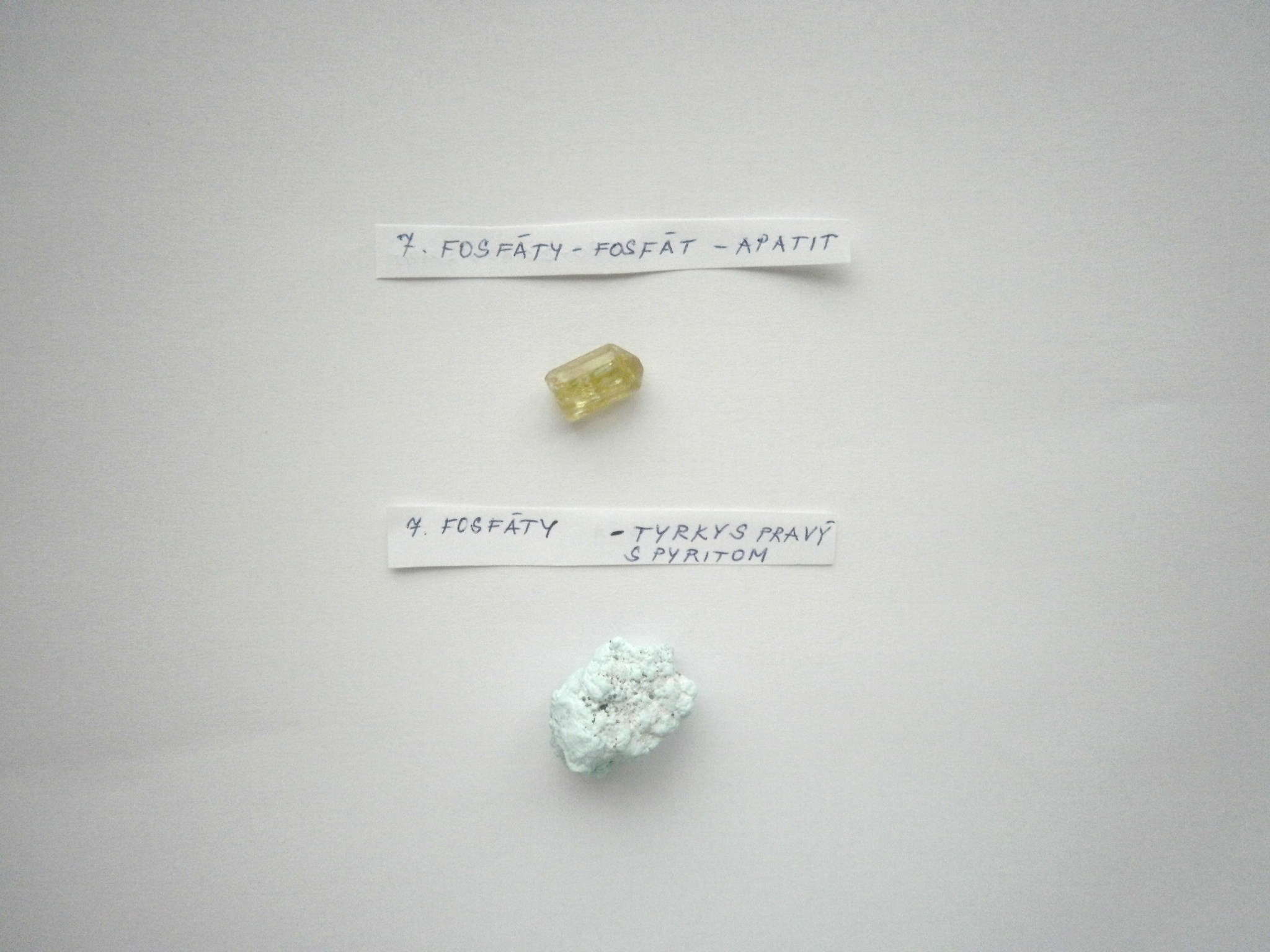 7.Fosfáty-apatit, tyrkys pravý s pyritom.JPG