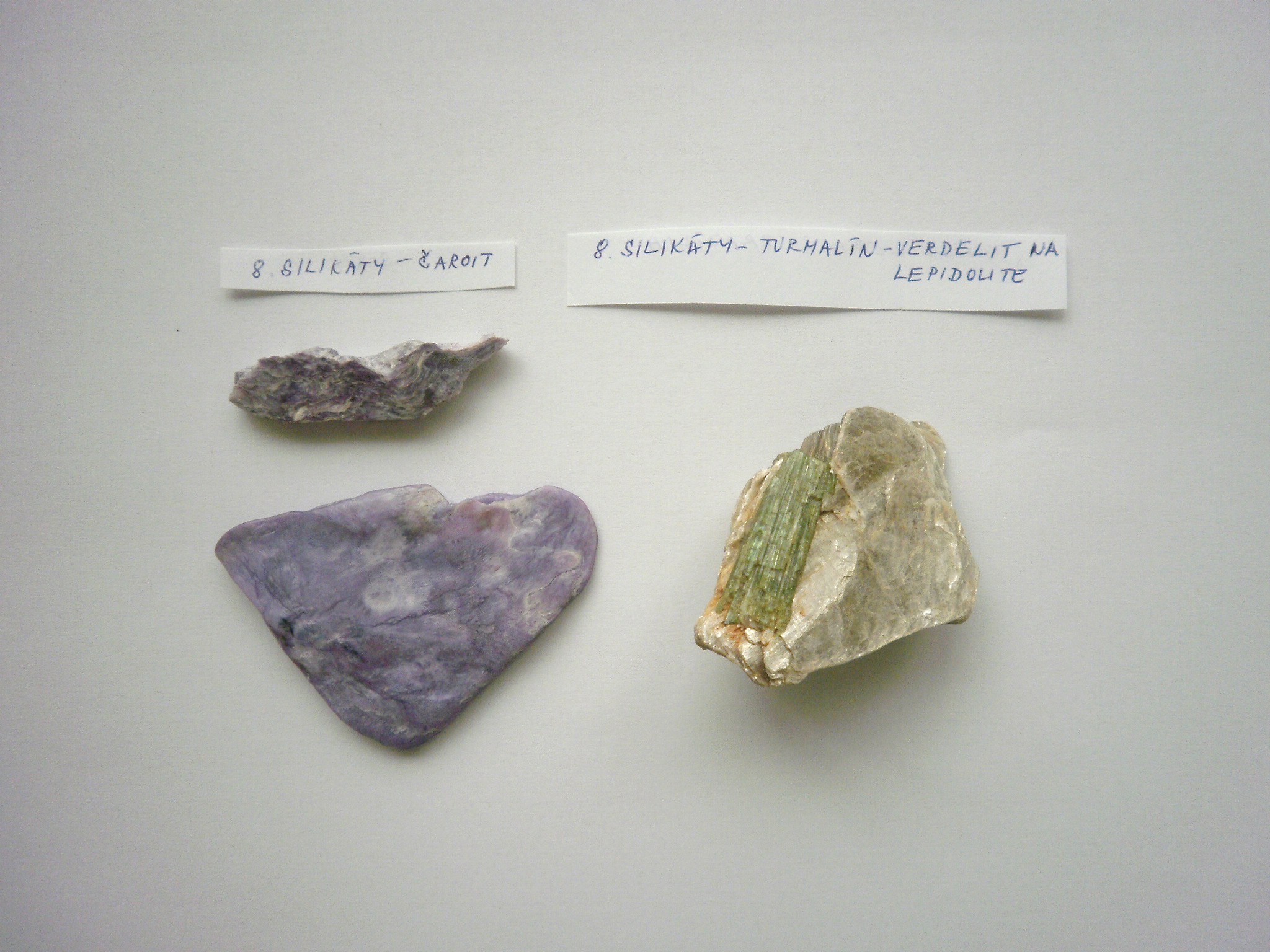8.Silikáty-čaroit, turmalín-verdelit na lepidolite.JPG