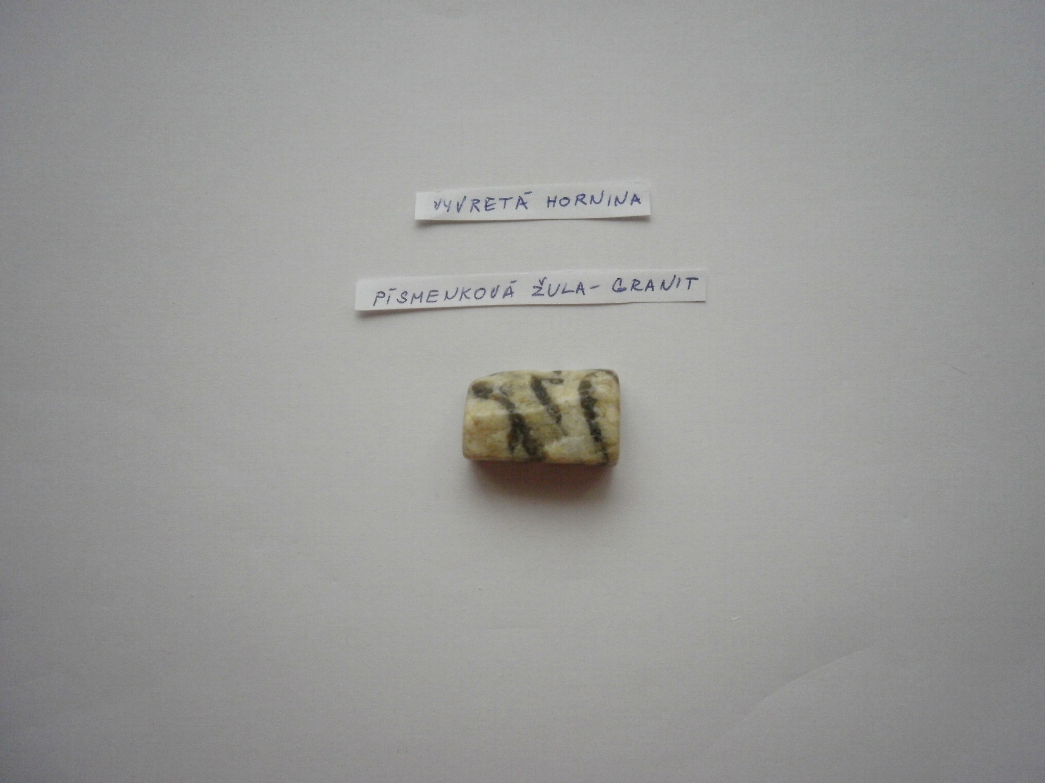 Vyvretá hornina - písmenková žula-granit